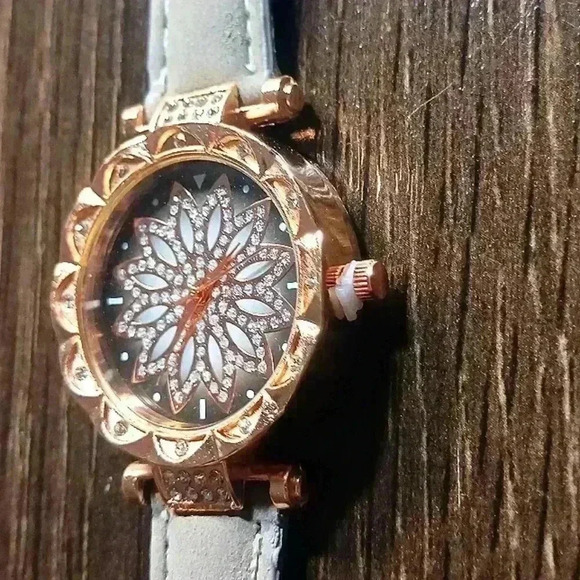 Rhinestone watch h and bracelet set - Picture 5 of 7